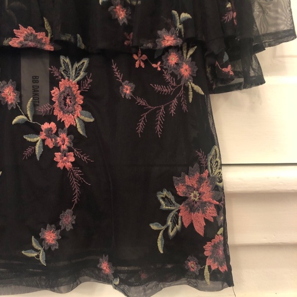 BB Dakota Rayna Embroidered Illusion Neckline NWT - Picture 9 of 12